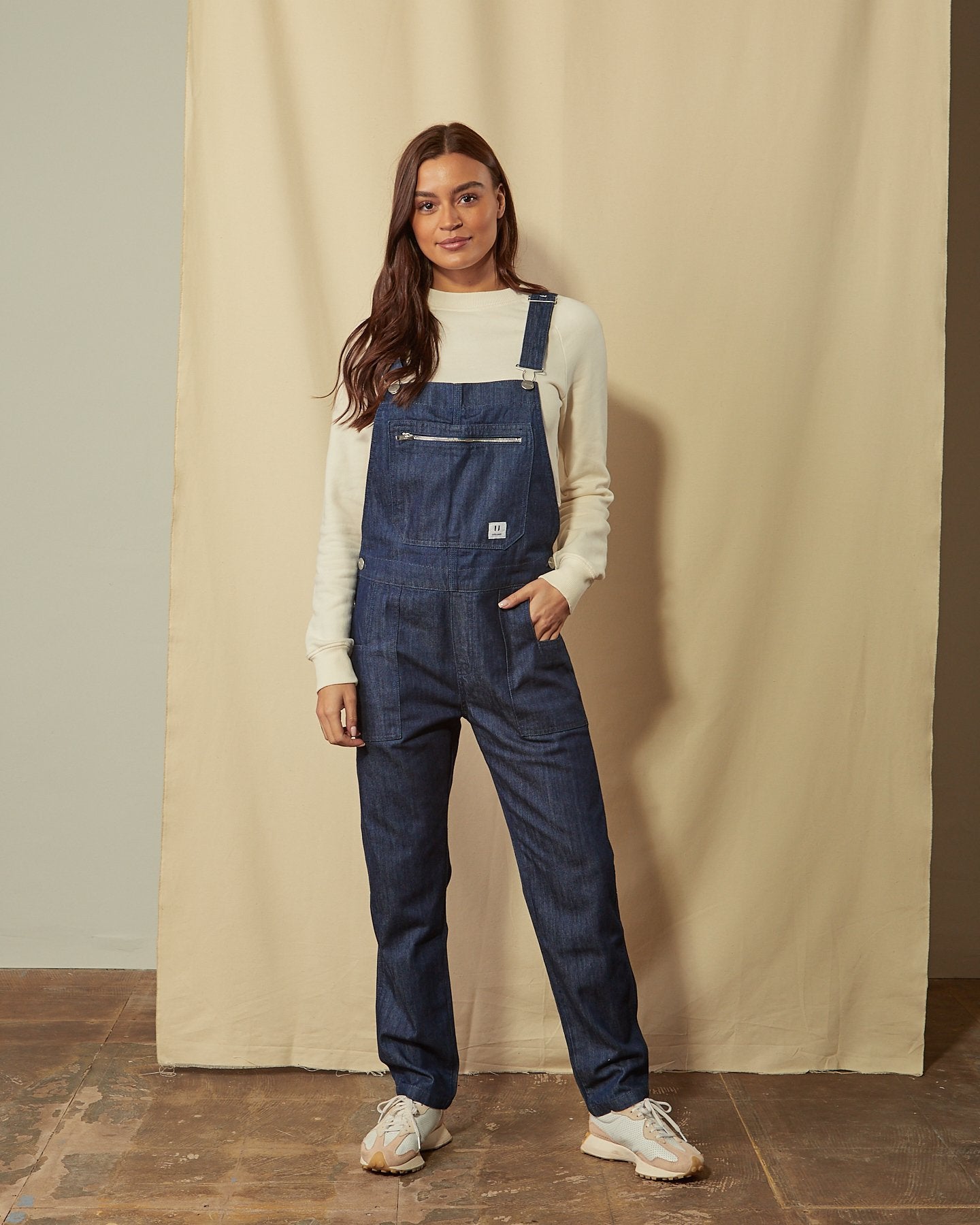 https://www.dungarees-online.com/cdn/shop/products/uskees-woman-rinsed-2001-overall-front.jpg?v=1640011965
